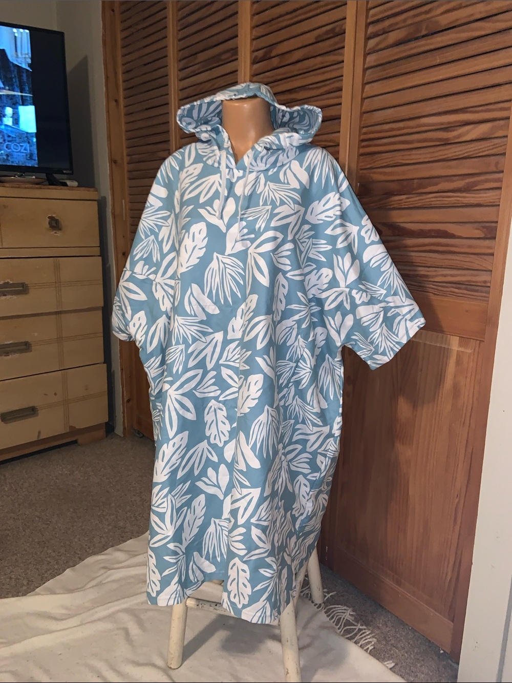 Ripskirt Hawaiian Blue and White Leaf-Print Hooded Poncho one size run around